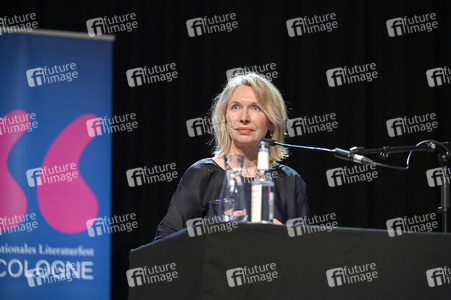 Jojo Moyes und Therese Hämer auf der lit.Cologne 2023 in Köln