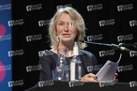 Jojo Moyes und Therese Hämer auf der lit.Cologne 2023 in Köln