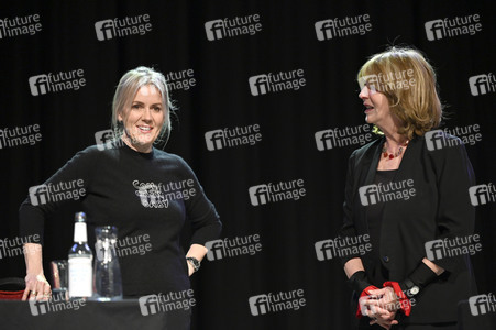 Jojo Moyes und Therese Hämer auf der lit.Cologne 2023 in Köln
