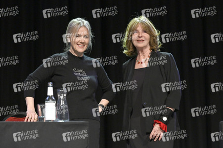 Jojo Moyes und Therese Hämer auf der lit.Cologne 2023 in Köln