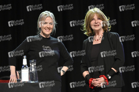 Jojo Moyes und Therese Hämer auf der lit.Cologne 2023 in Köln