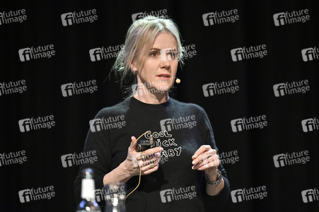 Jojo Moyes und Therese Hämer auf der lit.Cologne 2023 in Köln