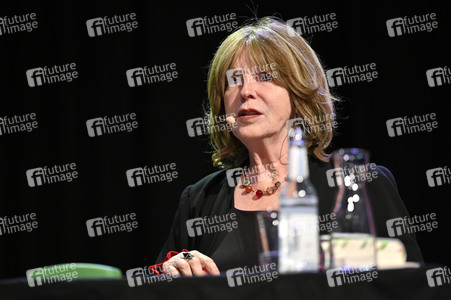 Jojo Moyes und Therese Hämer auf der lit.Cologne 2023 in Köln