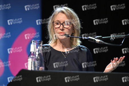 Jojo Moyes und Therese Hämer auf der lit.Cologne 2023 in Köln