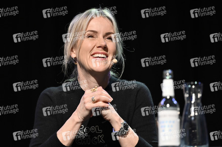 Jojo Moyes und Therese Hämer auf der lit.Cologne 2023 in Köln