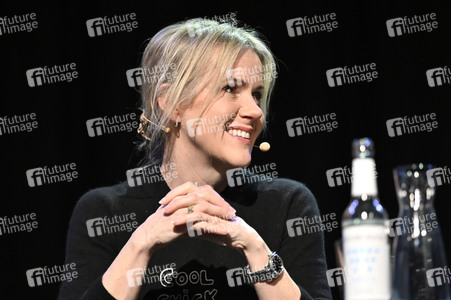 Jojo Moyes und Therese Hämer auf der lit.Cologne 2023 in Köln