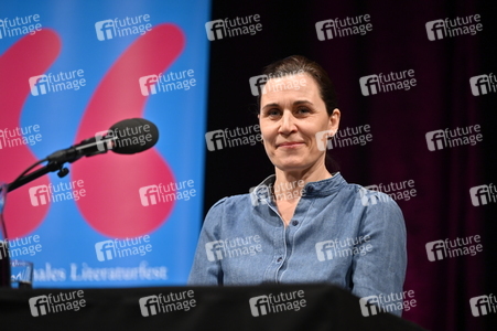 Lauren Groff und Nina Kunzendorf auf der lit.Cologne 2023 in Köln