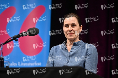 Lauren Groff und Nina Kunzendorf auf der lit.Cologne 2023 in Köln