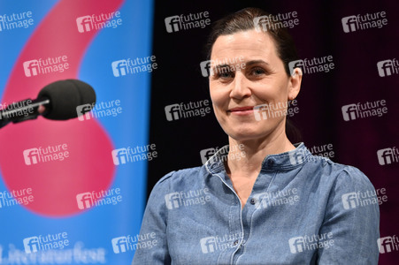 Lauren Groff und Nina Kunzendorf auf der lit.Cologne 2023 in Köln
