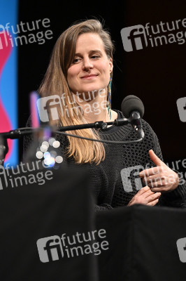 Lauren Groff und Nina Kunzendorf auf der lit.Cologne 2023 in Köln