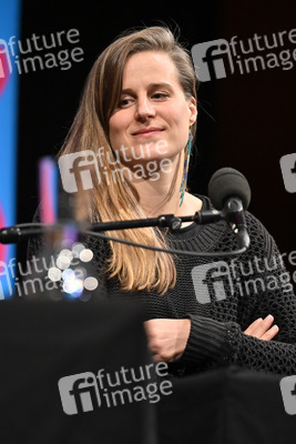 Lauren Groff und Nina Kunzendorf auf der lit.Cologne 2023 in Köln