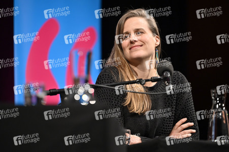 Lauren Groff und Nina Kunzendorf auf der lit.Cologne 2023 in Köln