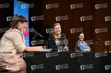 Lauren Groff und Nina Kunzendorf auf der lit.Cologne 2023 in Köln