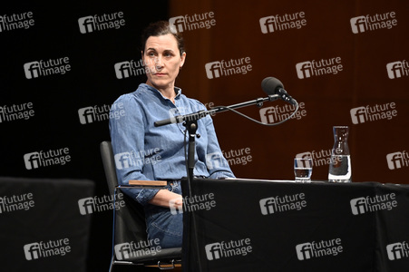 Lauren Groff und Nina Kunzendorf auf der lit.Cologne 2023 in Köln