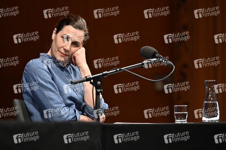 Lauren Groff und Nina Kunzendorf auf der lit.Cologne 2023 in Köln