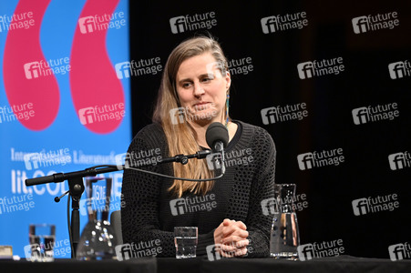 Lauren Groff und Nina Kunzendorf auf der lit.Cologne 2023 in Köln