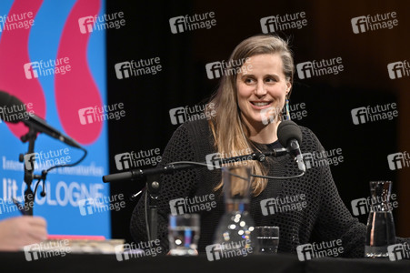Lauren Groff und Nina Kunzendorf auf der lit.Cologne 2023 in Köln