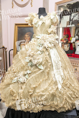 Enthüllung von Mary Pickfords Kleid im Hollywood Museum in Los Angeles