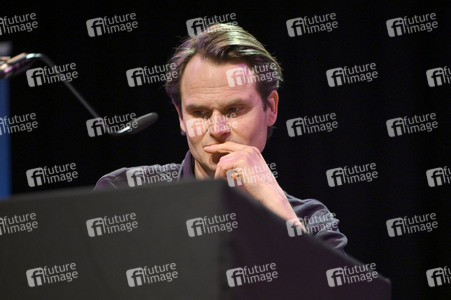 Claudia Michelsen, Fabian Hinrichs und Knut Elstermann auf der lit.Cologne 2023 in Köln