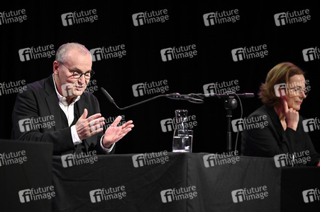 Claudia Michelsen, Fabian Hinrichs und Knut Elstermann auf der lit.Cologne 2023 in Köln