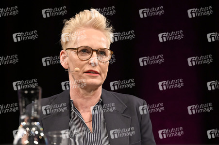 Nina Kunzendorf, Rufus Beck und Bärbel Schäfer auf der lit.Cologne 2023 in Köln