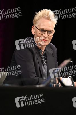 Nina Kunzendorf, Rufus Beck und Bärbel Schäfer auf der lit.Cologne 2023 in Köln