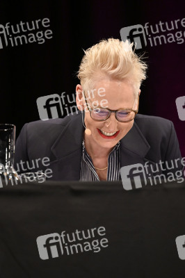 Nina Kunzendorf, Rufus Beck und Bärbel Schäfer auf der lit.Cologne 2023 in Köln