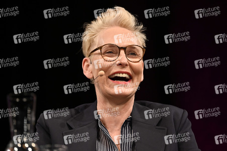 Nina Kunzendorf, Rufus Beck und Bärbel Schäfer auf der lit.Cologne 2023 in Köln