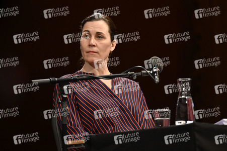 Nina Kunzendorf, Rufus Beck und Bärbel Schäfer auf der lit.Cologne 2023 in Köln