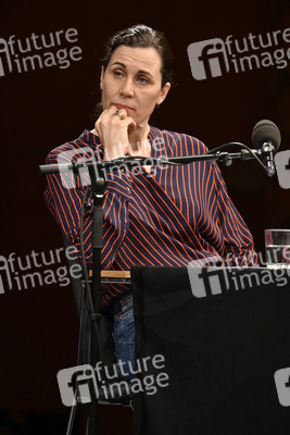 Nina Kunzendorf, Rufus Beck und Bärbel Schäfer auf der lit.Cologne 2023 in Köln