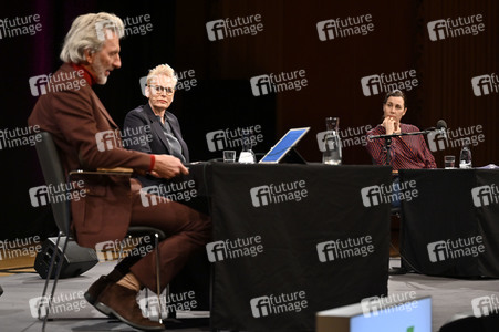 Nina Kunzendorf, Rufus Beck und Bärbel Schäfer auf der lit.Cologne 2023 in Köln