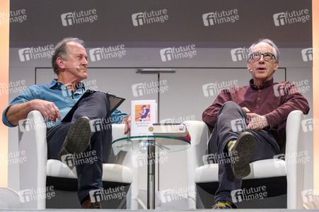 Ian McEwan, Bernhard Robben und Ulrich Noethen auf der lit.Cologne 2023 in Köln