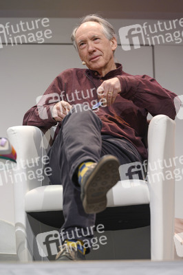 Ian McEwan, Bernhard Robben und Ulrich Noethen auf der lit.Cologne 2023 in Köln