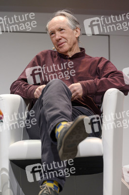 Ian McEwan, Bernhard Robben und Ulrich Noethen auf der lit.Cologne 2023 in Köln