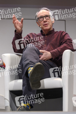 Ian McEwan, Bernhard Robben und Ulrich Noethen auf der lit.Cologne 2023 in Köln