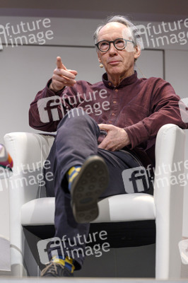 Ian McEwan, Bernhard Robben und Ulrich Noethen auf der lit.Cologne 2023 in Köln