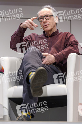 Ian McEwan, Bernhard Robben und Ulrich Noethen auf der lit.Cologne 2023 in Köln