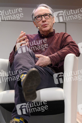Ian McEwan, Bernhard Robben und Ulrich Noethen auf der lit.Cologne 2023 in Köln