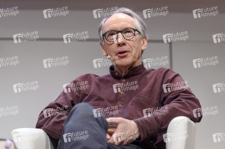 Ian McEwan, Bernhard Robben und Ulrich Noethen auf der lit.Cologne 2023 in Köln