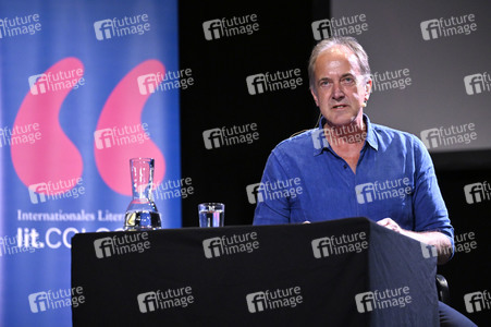 Mick Herron und Dietmar Bär auf der lit.Cologne 2023 in Köln