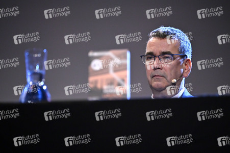 Mick Herron und Dietmar Bär auf der lit.Cologne 2023 in Köln