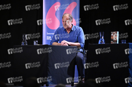 Mick Herron und Dietmar Bär auf der lit.Cologne 2023 in Köln