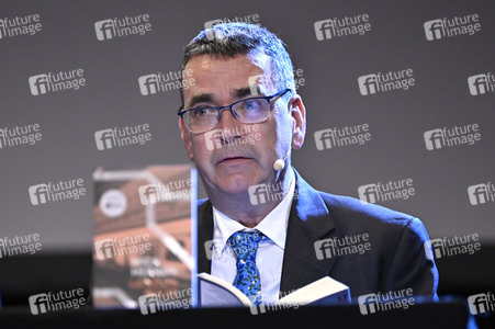 Mick Herron und Dietmar Bär auf der lit.Cologne 2023 in Köln