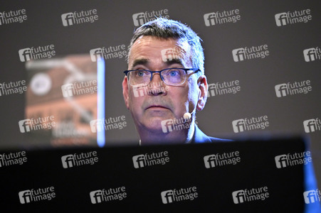 Mick Herron und Dietmar Bär auf der lit.Cologne 2023 in Köln