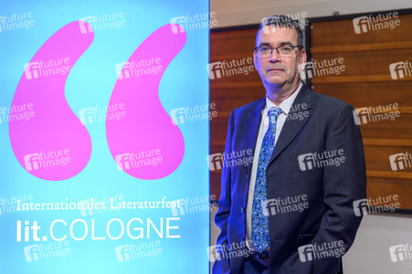 Mick Herron und Dietmar Bär auf der lit.Cologne 2023 in Köln