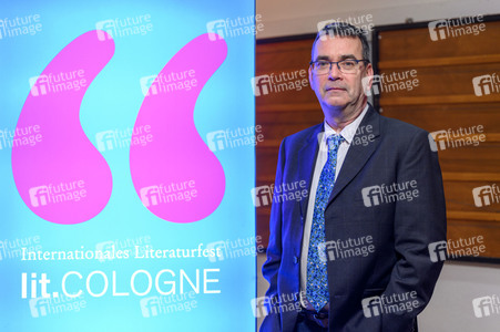 Mick Herron und Dietmar Bär auf der lit.Cologne 2023 in Köln