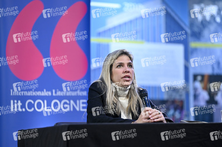 Karina Sainz Borgo und Eva Mattes auf der lit.Cologne 2023 in Köln
