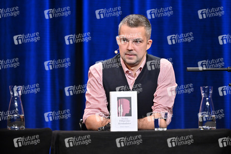 Sasha Filipenko und Peter Lohmeyer auf der lit.Cologne 2023 in Köln