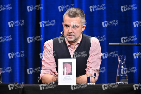 Sasha Filipenko und Peter Lohmeyer auf der lit.Cologne 2023 in Köln