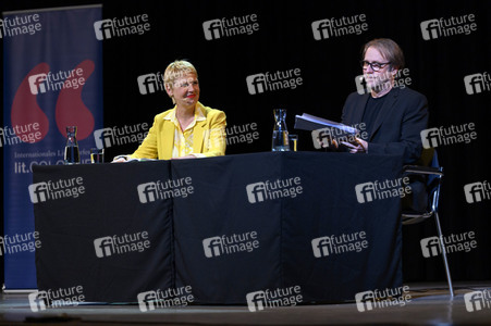 Cordula Stratmann und Bjarne Mädel auf der lit.Cologne 2023 in Köln